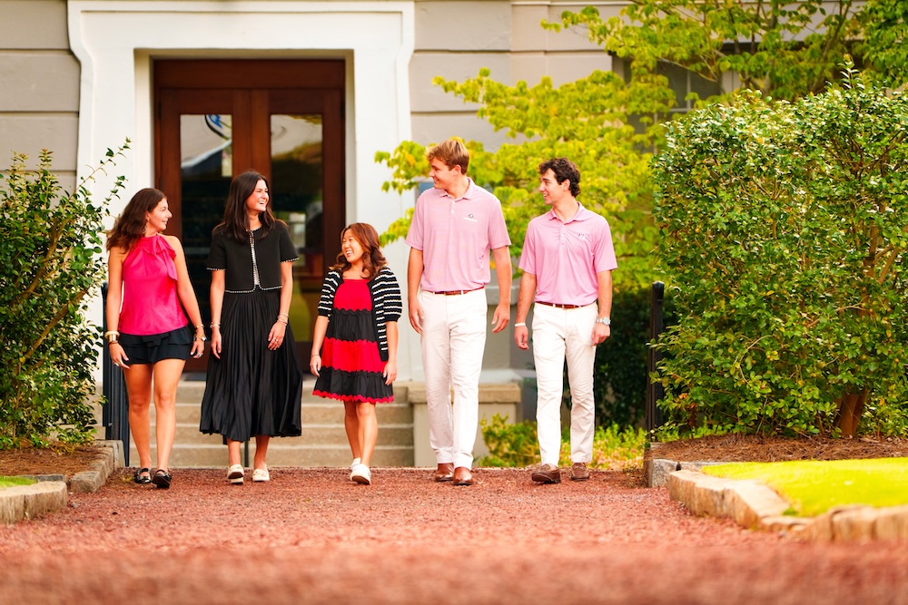 AnnualGiving-2026-EngagementCenter-StudentWorkers-27-edit 2026 student workers walking in front of building