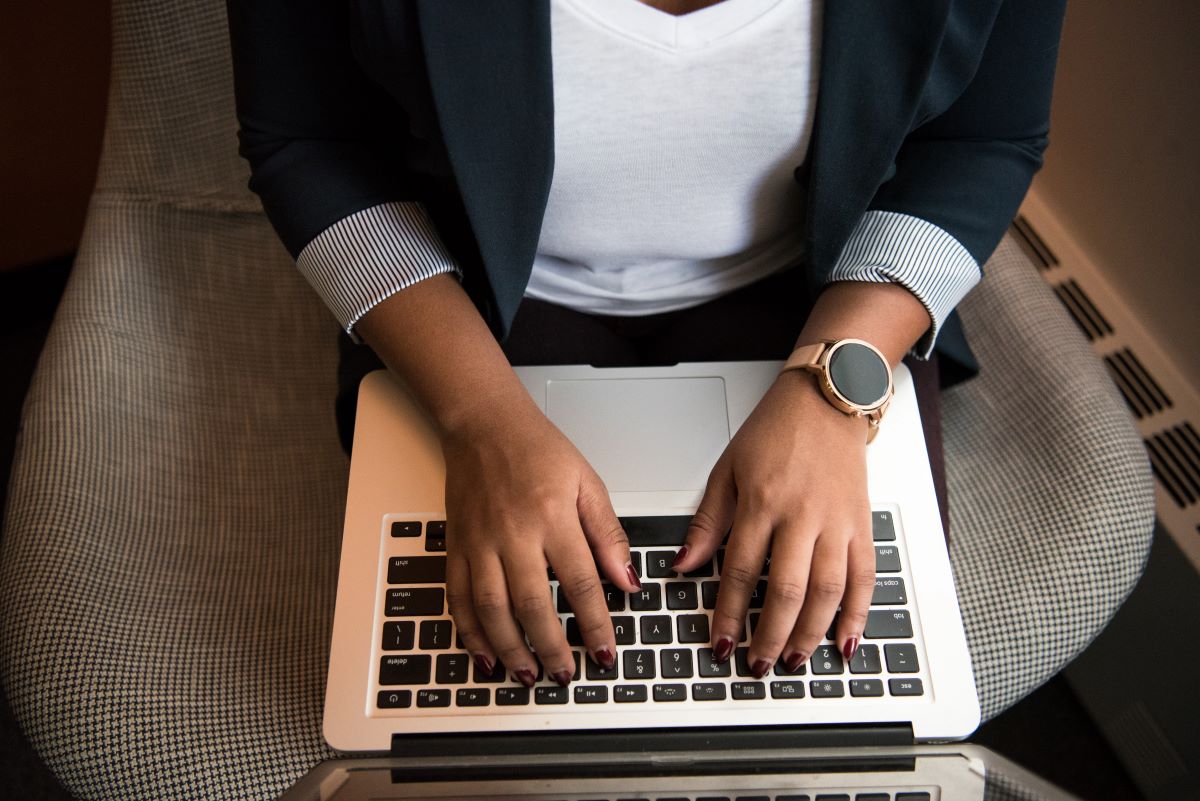 hands on laptop